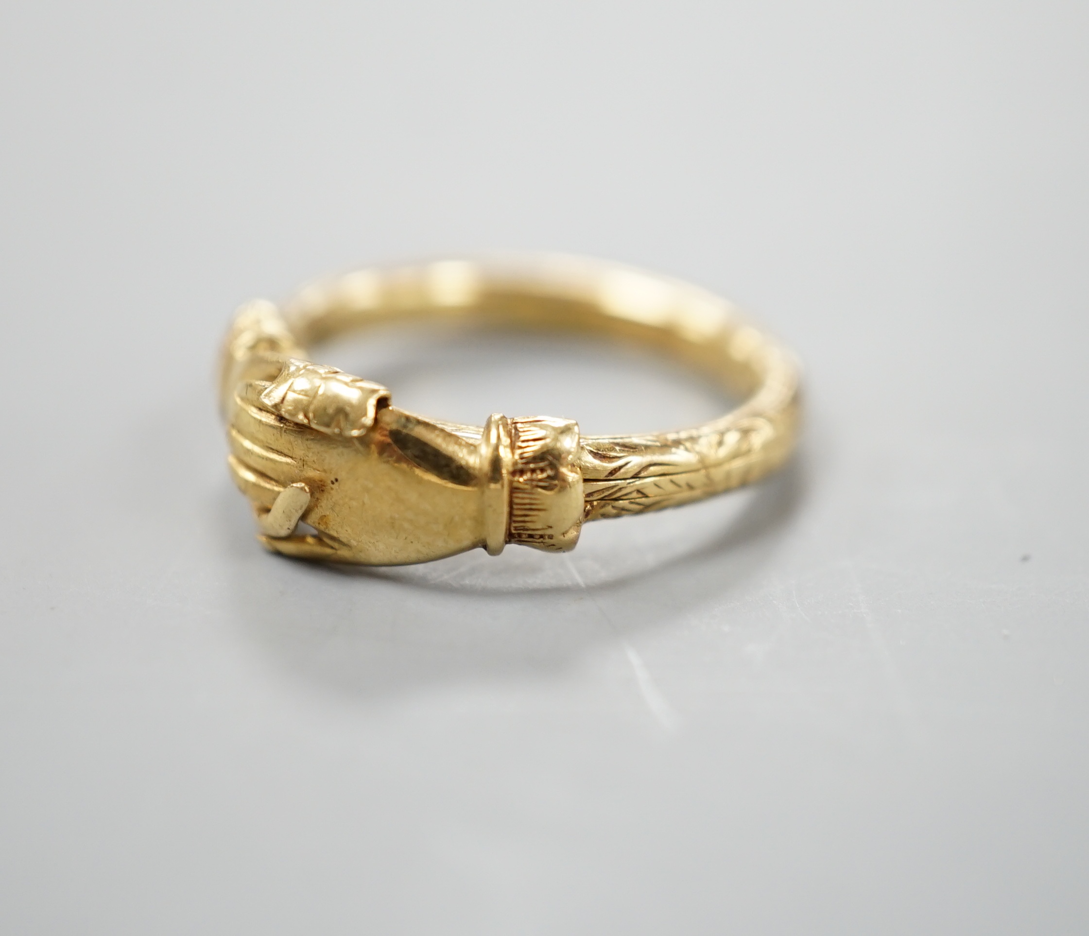 An engraved yellow metal fede ring, size H/I, 4.6 grams.